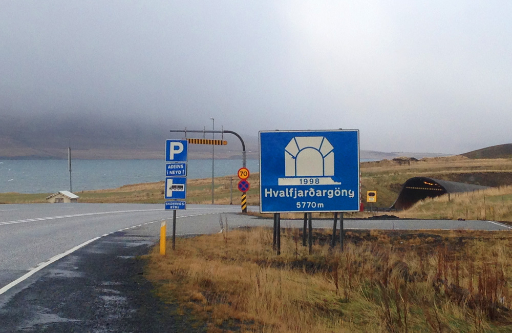 Entrada túnel peaje en Islandia