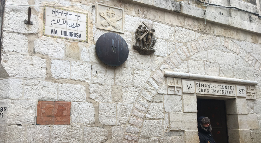 Quinta estación de la Via Dolorosa en Jerusalén