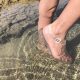 sandalias transparentes en el agua