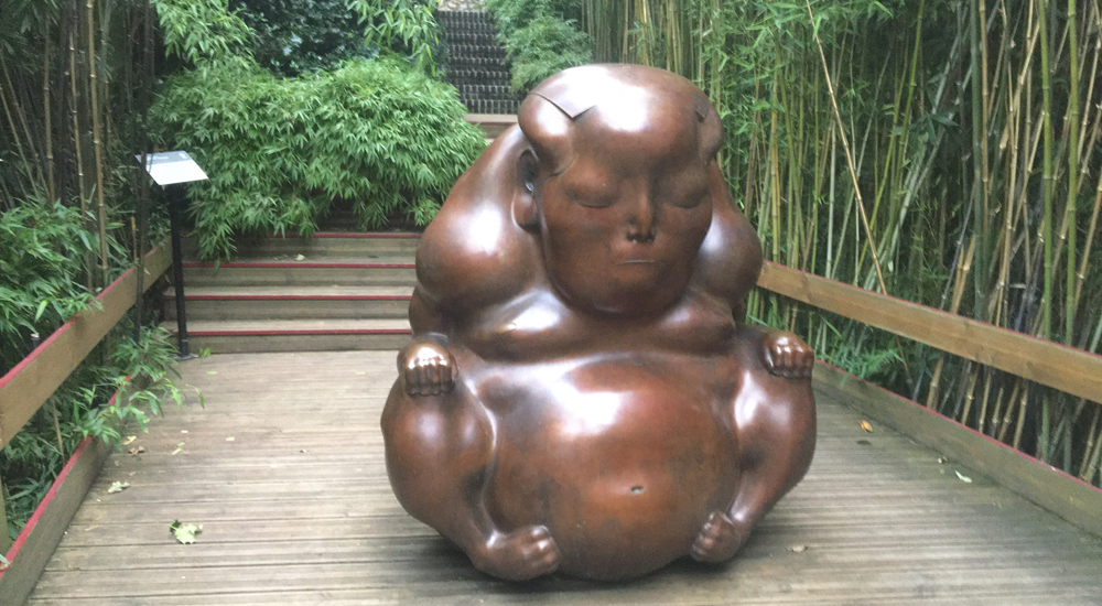 Escultura de Buda, mitad animal mitad humano en los jardines de Étretat