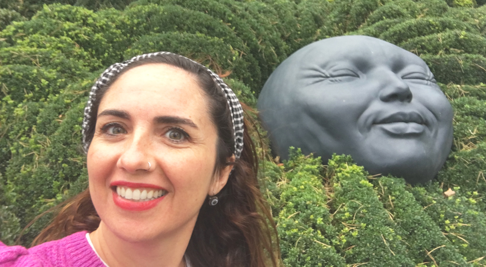 Escultura sonriente del jardín de las emociones de Étretat