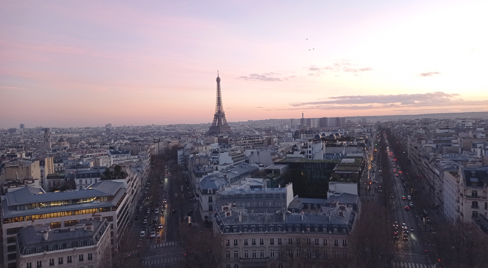 Así de espectacular es el atardecer de la torre Eiffel desde el Arco del Triunfo