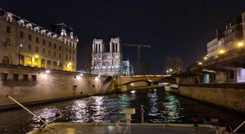 Paseo en barco romántico por París