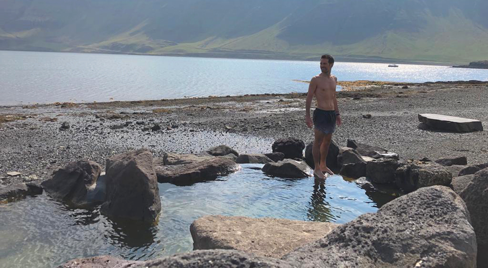 Roberto en aguas termales en Islandia