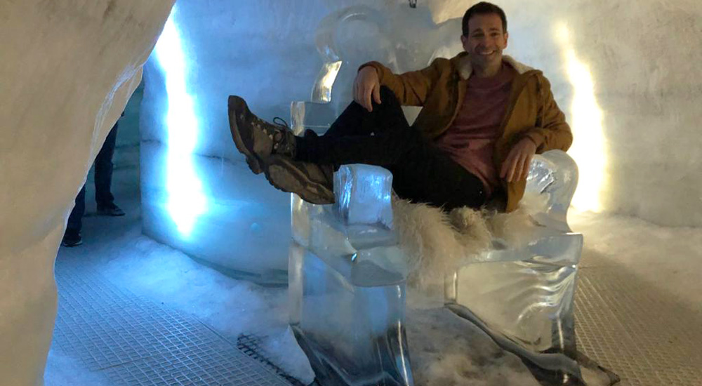 silla de hielo en la cueva de hielo del museo Perlan