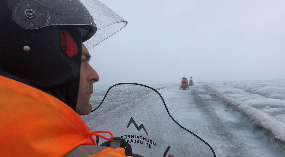 Excursión en moto de nieve por Islandia