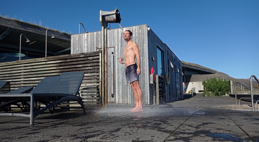 baño de agua fría en los baños termales en Islandia