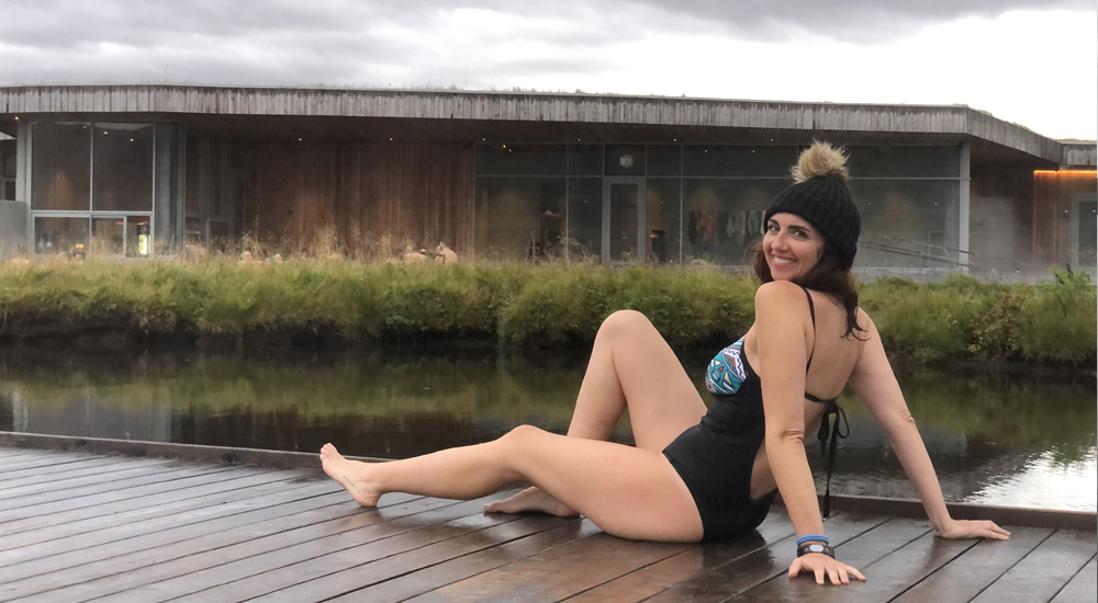 Bañador y gorro en baños termales en Islandia